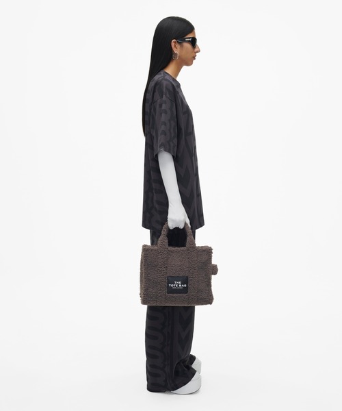 MARC JACOBS(マークジェイコブス)の「THE TEDDY MEDIUM TOTE BAG/ザ テディ ミディアム トートバッグ(トートバッグ・レディース・ベージュ/グレー/ブラック/ブルー系その他/ピンク系その他/グリーン/キャメル・ONE SIZE)」の21枚目の写真
