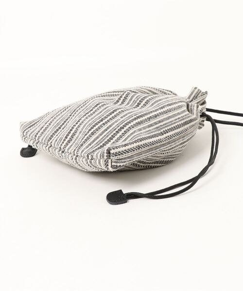 Lugnoncure(ルノンキュール)の「ストライプ巾着バッグ(ショルダーバッグ・レディース・ブラック/ベージュ・フリ-)」の3枚目の写真