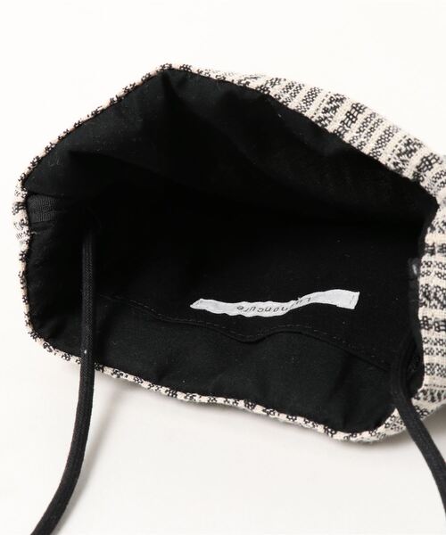 Lugnoncure(ルノンキュール)の「ストライプ巾着バッグ(ショルダーバッグ・レディース・ブラック/ベージュ・フリ-)」の5枚目の写真