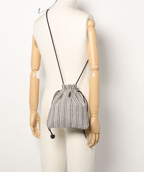 Lugnoncure(ルノンキュール)の「ストライプ巾着バッグ(ショルダーバッグ・レディース・ブラック/ベージュ・フリ-)」の6枚目の写真