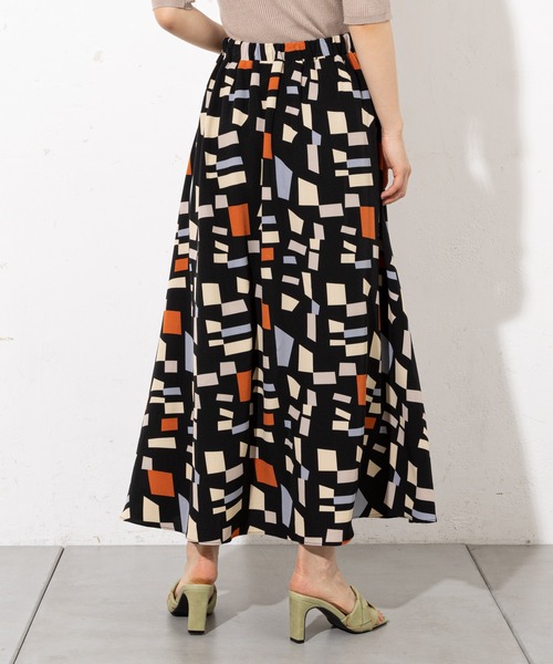 prose verse（プロズヴェール）の「ペイント / 幾何柄 フレアスカート（スカート・レディース・ブラック/オフホワイト・ﾌﾘ-）」の6枚目の写真