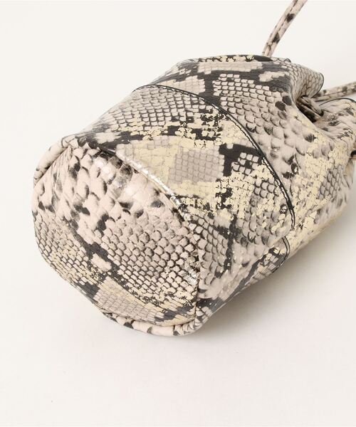 MOHI（モヒ）の「MOHI / GU-901-MP / パイソン柄バケツ型巾着ミニバッグ（ショルダーバッグ・レディース・ゴールド/シルバー・FREE）」の6枚目の写真