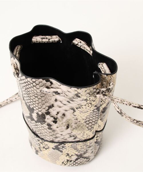 MOHI（モヒ）の「MOHI / GU-901-MP / パイソン柄バケツ型巾着ミニバッグ（ショルダーバッグ・レディース・ゴールド/シルバー・FREE）」の3枚目の写真
