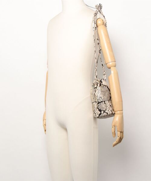 MOHI（モヒ）の「MOHI / GU-901-MP / パイソン柄バケツ型巾着ミニバッグ（ショルダーバッグ・レディース・ゴールド/シルバー・FREE）」の5枚目の写真