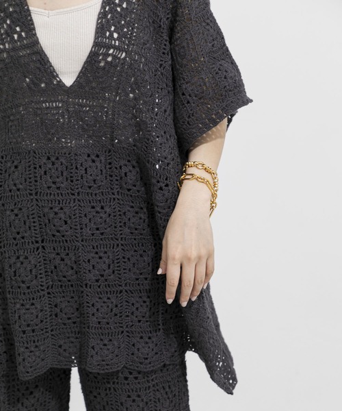 URBAN RESEARCH（アーバンリサーチ）の「ハンドクロシェポンチョ（ニット/セーター・レディース・チャコールグレー/レッド系その他・FREE）」の3枚目の写真