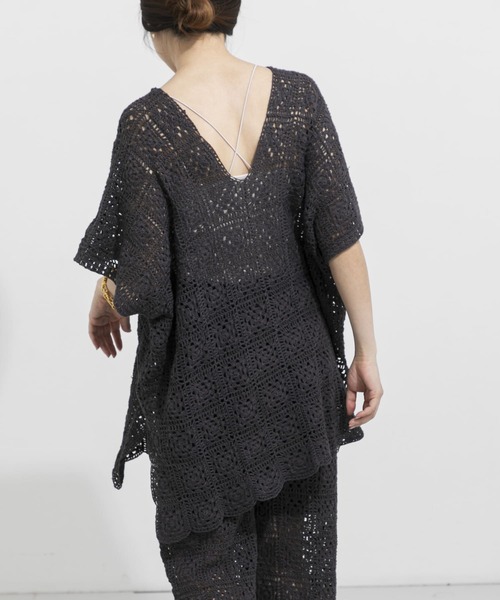 URBAN RESEARCH（アーバンリサーチ）の「ハンドクロシェポンチョ（ニット/セーター・レディース・チャコールグレー/レッド系その他・FREE）」の4枚目の写真