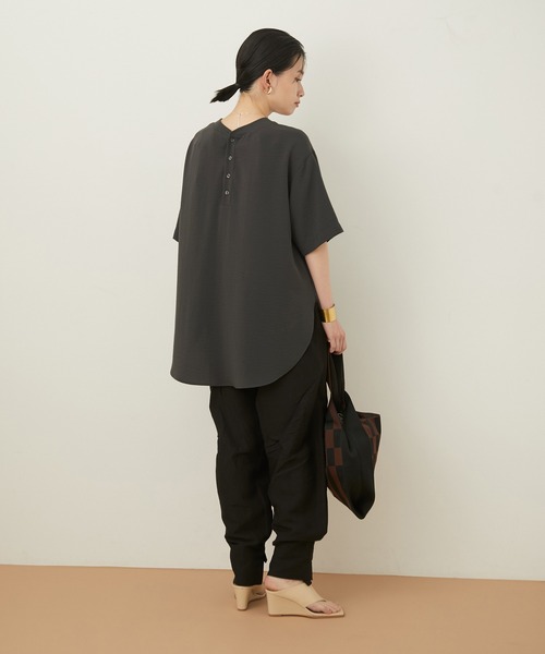 ADAM ET ROPE'（アダムエロペ）の「【アウトレット店舗・WEB限定】ジョーゼットチュニックTeeブラウス（シャツ/ブラウス・レディース・ホワイト/チャコールグレー・FREE）」の17枚目の写真