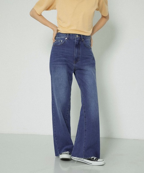 KBF(ケイビーエフ)の「リメイクセミフレアデニム(デニムパンツ・レディース・ベージュ/ブルー・36/38)」の2枚目の写真