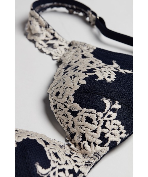 Intimissimi(インティミッシミ)の「Pretty Flowers Gioia スーパープッシュアップブラ【フローラル柄 ボリュームアップ 盛り ノンワイヤー】(ブラジャー・レディース・ブラック×ホワイト/ブラック/ベージュ/ネイビー×ホワイト/キナリ/ライトグレー/ライトブルー/ライトピンク/ライラック/ライトグリーン/インディゴブルー/スモークピンク/アイボリー/アッシュグレー/レッド/モカ・70B/75C/75B/80B/80C/85B/75D)」の21枚目の写真