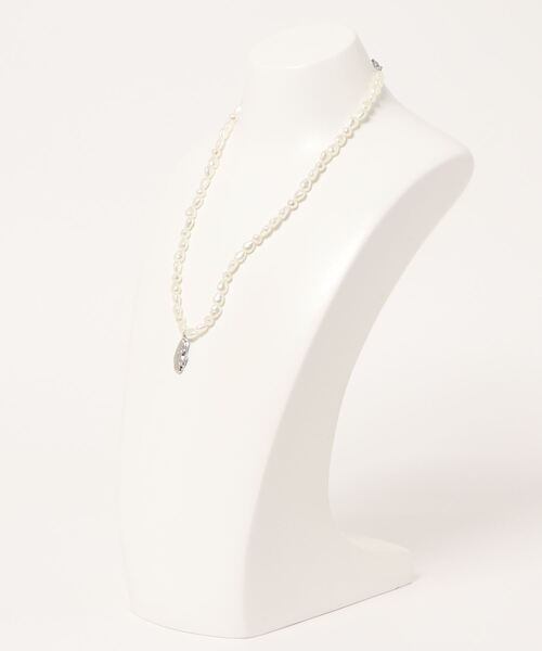 natural couture（ナチュラルクチュール）の「ニュアンスパールネックレス（ネックレス・レディース・ゴールド/シルバー・FREE）」の3枚目の写真