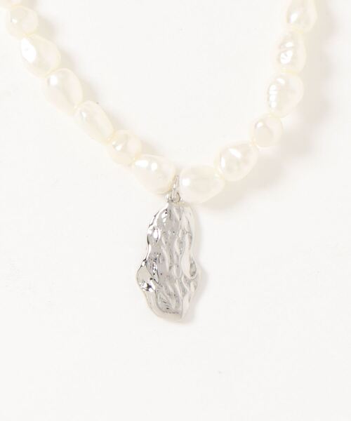 natural couture（ナチュラルクチュール）の「ニュアンスパールネックレス（ネックレス・レディース・ゴールド/シルバー・FREE）」の6枚目の写真