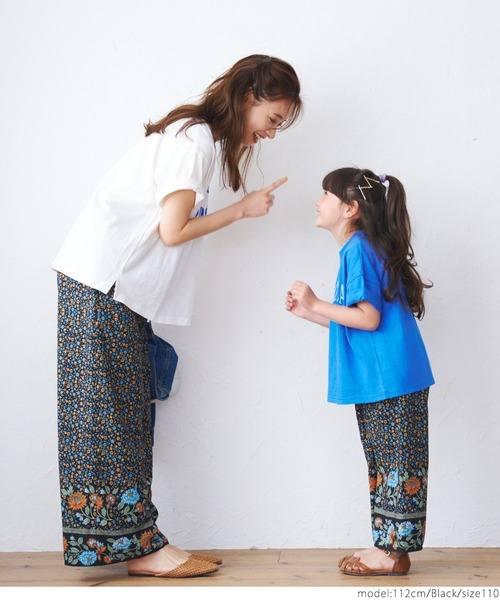 coca（coca）（コカ）の「キッズ 親子お揃いレトロフラワー柄パンツ