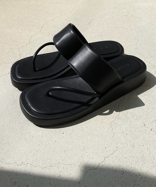 y/m by RIKA（イムバイリカ）の「デフォルメトングサンダル（サンダル・レディース・ブラック/ホワイト・SMALL/MEDIUM/LARGE）」の18枚目の写真