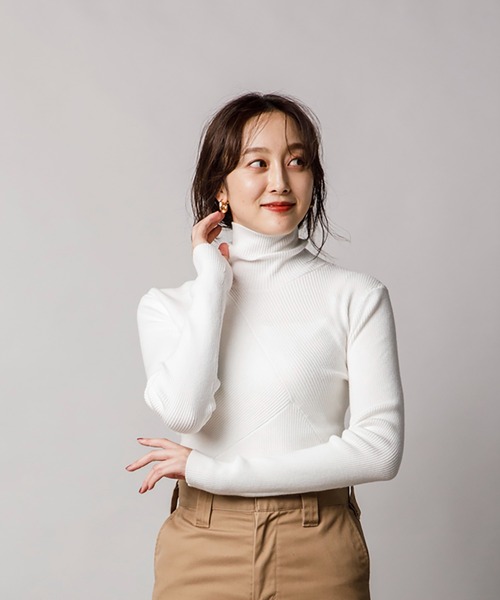 CIENA（シエナ）の「リブアレンジタートルニット（ニット/セーター・レディース・ホワイト/ブラック/オレンジ/グリーン・FREE）」の6枚目の写真