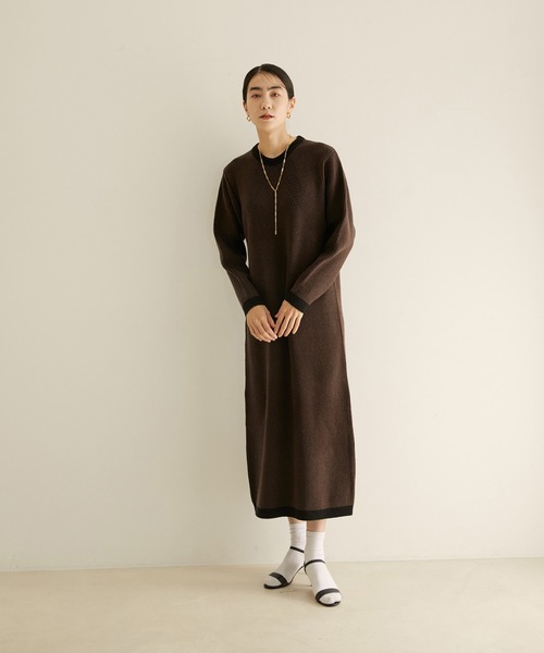 SALON adam et rope'（サロン アダム エ ロペ）の「【WEB限定】バイカラーリブニットワンピース（ワンピース・レディース・ダークブラウン/ベージュ/グリーン・FREE）」の22枚目の写真
