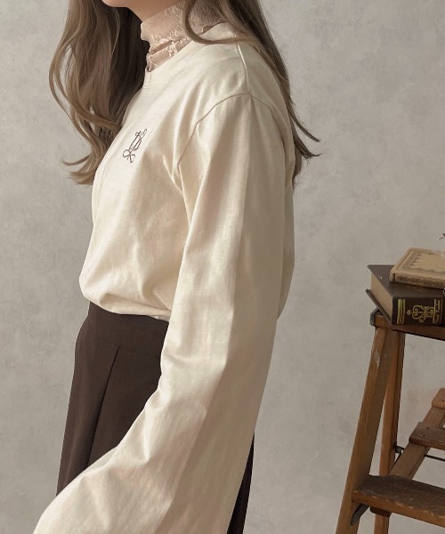 apres jour clair（アプレジュールクレア）の「【apres jour clair】スリットスリーブ刺繍Tシャツ【ZOZOTOWN限定アイテム】（Tシャツ/カットソー・レディース・ベージュ/アイボリー・フリー/X-LARGE）」の6枚目の写真