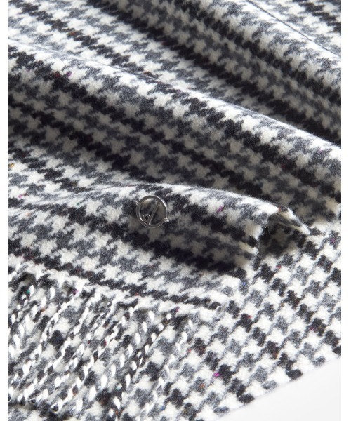 dunhill(ダンヒル)の「【返却】ハウンドトゥース カシミア D マフラー(マフラー・メンズ・チャコールグレー・ONE SIZE)」の3枚目の写真