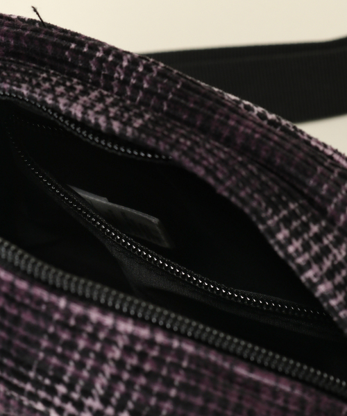 JOURNAL STANDARD relume(ジャーナルスタンダード レリューム)の「【CARHARTT WIP / カーハート ダブリューアイピー】 FLINT SHOULDER POUCH(ショルダーバッグ・メンズ・グリーン/パープル系その他/ブラック系その他/ブラウン系その他・FREE)」の5枚目の写真