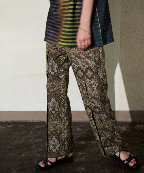 TAUPE（トープ）の「TAUPE/トープ/Paisley Pleats Trousers（その他パンツ・メンズ・パープル/イエロー・1/2）」の2枚目の写真