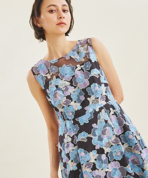 GRACE CONTINENTAL(グレースコンチネンタル)の「フラワー刺繍フレアドレス(ドレス・レディース・チャコールグレー/ラベンダー・36/38)」の19枚目の写真
