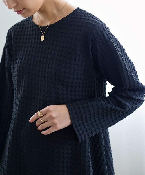 KOBE LETTUCE(コウベレタス)の「膨れ凹凸素材ペプラムチュニック(Tシャツ/カットソー・レディース・ブラック/アイボリー/ライラック・FREE)」の10枚目の写真