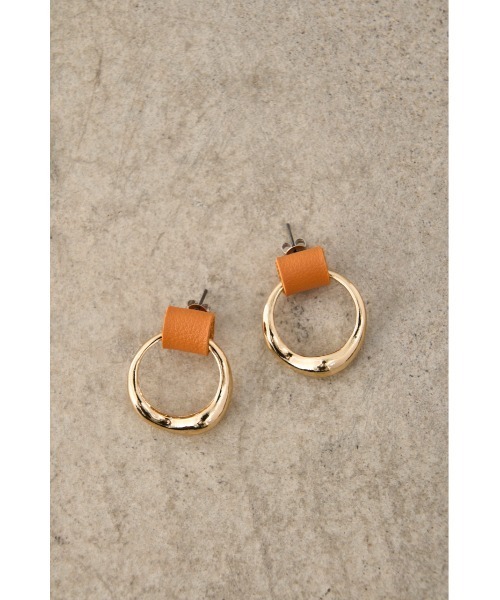 AZUL by moussy（アズールバイマウジー）の「FAUX LEATHER × METAL EARRINGS/フェイクレザー×メタルピアス（ピアス（両耳用）・レディース・ホワイト/オレンジ/ブラック・FREE）」の3枚目の写真
