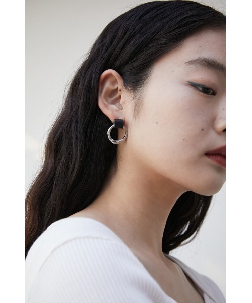 AZUL by moussy（アズールバイマウジー）の「FAUX LEATHER × METAL EARRINGS/フェイクレザー×メタルピアス（ピアス（両耳用）・レディース・ホワイト/オレンジ/ブラック・FREE）」の2枚目の写真