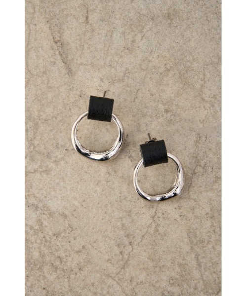 AZUL by moussy（アズールバイマウジー）の「FAUX LEATHER × METAL EARRINGS/フェイクレザー×メタルピアス（ピアス（両耳用）・レディース・ホワイト/オレンジ/ブラック・FREE）」の8枚目の写真