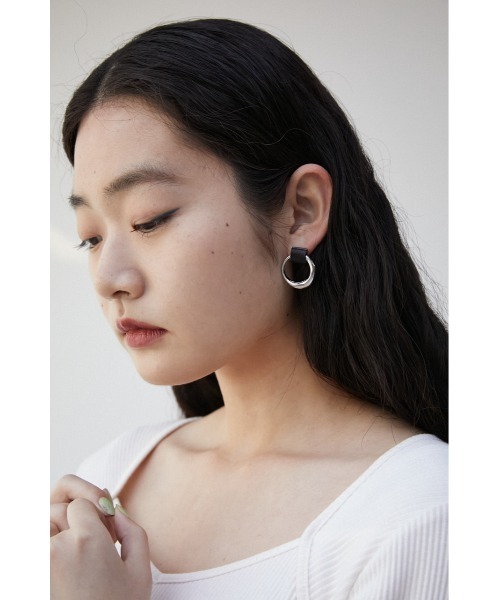 AZUL by moussy（アズールバイマウジー）の「FAUX LEATHER × METAL EARRINGS/フェイクレザー×メタルピアス（ピアス（両耳用）・レディース・ホワイト/オレンジ/ブラック・FREE）」の4枚目の写真