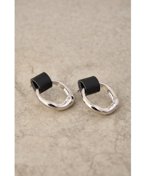 AZUL by moussy（アズールバイマウジー）の「FAUX LEATHER × METAL EARRINGS/フェイクレザー×メタルピアス（ピアス（両耳用）・レディース・ホワイト/オレンジ/ブラック・FREE）」の6枚目の写真