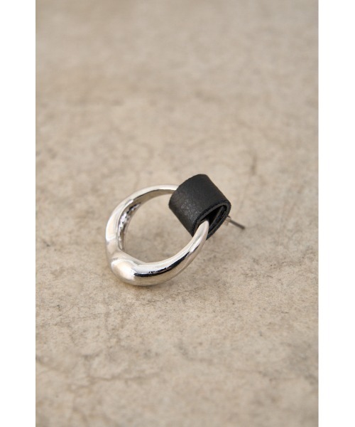 AZUL by moussy（アズールバイマウジー）の「FAUX LEATHER × METAL EARRINGS/フェイクレザー×メタルピアス（ピアス（両耳用）・レディース・ホワイト/オレンジ/ブラック・FREE）」の7枚目の写真