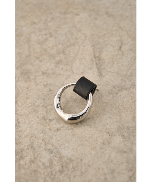 AZUL by moussy（アズールバイマウジー）の「FAUX LEATHER × METAL EARRINGS/フェイクレザー×メタルピアス（ピアス（両耳用）・レディース・ホワイト/オレンジ/ブラック・FREE）」の9枚目の写真