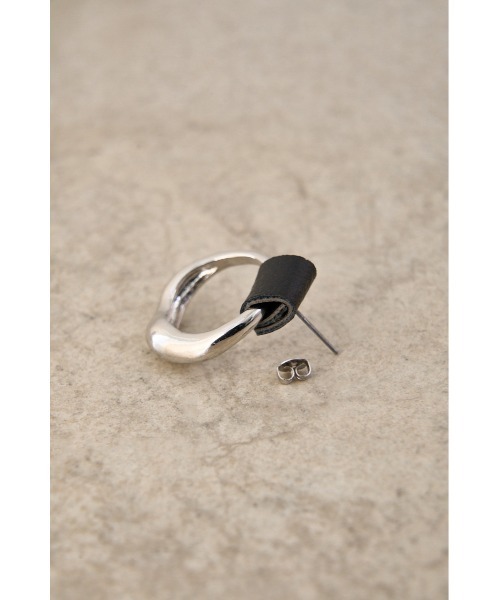 AZUL by moussy（アズールバイマウジー）の「FAUX LEATHER × METAL EARRINGS/フェイクレザー×メタルピアス（ピアス（両耳用）・レディース・ホワイト/オレンジ/ブラック・FREE）」の10枚目の写真