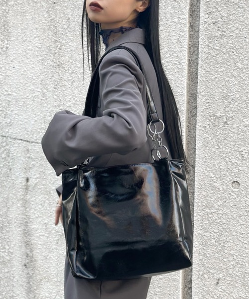 LVEU.（ラブユ.）の「【LVEU.】リングデザインエナメル調バッグ / バッグ 鞄 BAG エナメル リング チェーン トート A4 通勤 通学 合皮 ブラック カーキ（トートバッグ・レディース・カーキ/ブラック・FREE）」の2枚目の写真