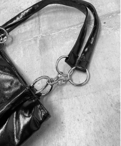 LVEU.（ラブユ.）の「【LVEU.】リングデザインエナメル調バッグ / バッグ 鞄 BAG エナメル リング チェーン トート A4 通勤 通学 合皮 ブラック カーキ（トートバッグ・レディース・カーキ/ブラック・FREE）」の17枚目の写真