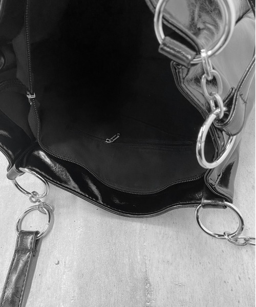 LVEU.（ラブユ.）の「【LVEU.】リングデザインエナメル調バッグ / バッグ 鞄 BAG エナメル リング チェーン トート A4 通勤 通学 合皮 ブラック カーキ（トートバッグ・レディース・カーキ/ブラック・FREE）」の18枚目の写真