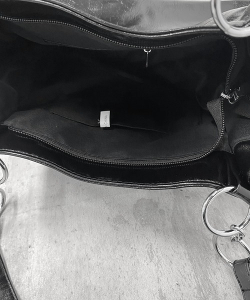 LVEU.（ラブユ.）の「【LVEU.】リングデザインエナメル調バッグ / バッグ 鞄 BAG エナメル リング チェーン トート A4 通勤 通学 合皮 ブラック カーキ（トートバッグ・レディース・カーキ/ブラック・FREE）」の19枚目の写真