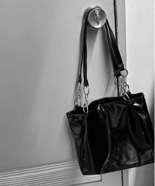 LVEU.（ラブユ.）の「【LVEU.】リングデザインエナメル調バッグ / バッグ 鞄 BAG エナメル リング チェーン トート A4 通勤 通学 合皮 ブラック カーキ（トートバッグ・レディース・カーキ/ブラック・FREE）」の21枚目の写真