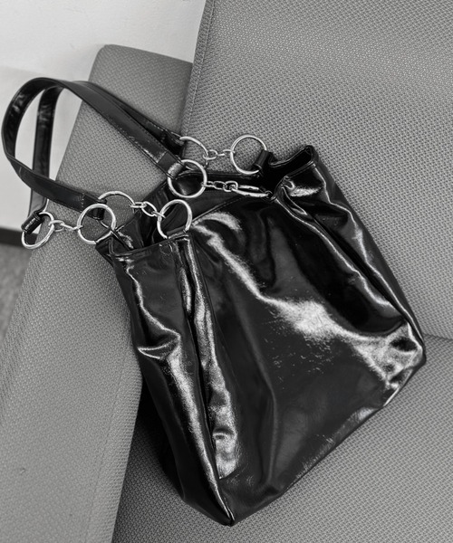 LVEU.（ラブユ.）の「【LVEU.】リングデザインエナメル調バッグ / バッグ 鞄 BAG エナメル リング チェーン トート A4 通勤 通学 合皮 ブラック カーキ（トートバッグ・レディース・カーキ/ブラック・FREE）」の16枚目の写真