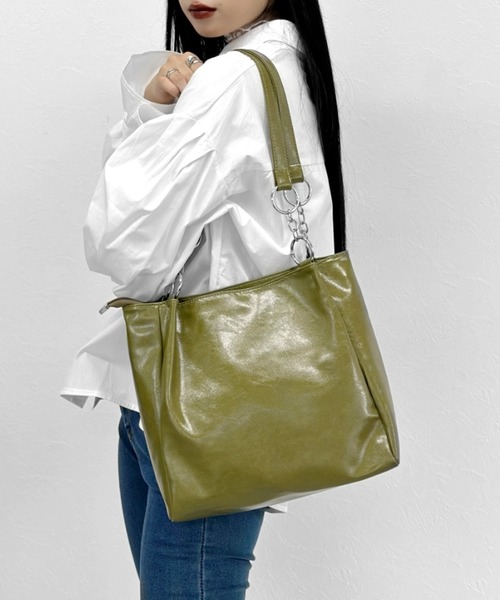 LVEU.（ラブユ.）の「【LVEU.】リングデザインエナメル調バッグ / バッグ 鞄 BAG エナメル リング チェーン トート A4 通勤 通学 合皮 ブラック カーキ（トートバッグ・レディース・カーキ/ブラック・FREE）」の11枚目の写真