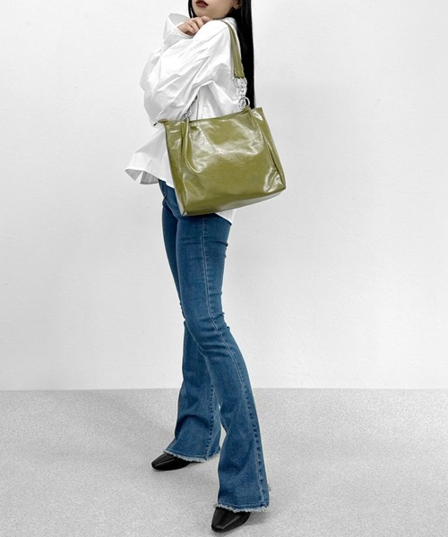 LVEU.（ラブユ.）の「【LVEU.】リングデザインエナメル調バッグ / バッグ 鞄 BAG エナメル リング チェーン トート A4 通勤 通学 合皮 ブラック カーキ（トートバッグ・レディース・カーキ/ブラック・FREE）」の13枚目の写真