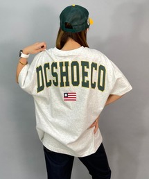 DC（ディーシー）の「DC/ディーシー 23 WS BACK ARCH SS23ウィメンズ バックアーチ ショートスリーブティーシャツ ルーズシルエット ドロップショルダー バックプリント LST231326（Tシャツ/カットソー）」