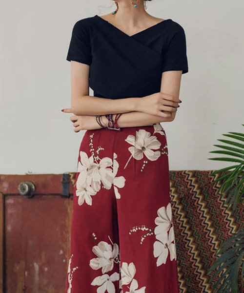 NinaetLina（ニナエリナ）の「Vネックヘソ出しTシャツ肩だしショート丈（Tシャツ/カットソー・レディース・ブラック/ホワイト・L/M）」の4枚目の写真