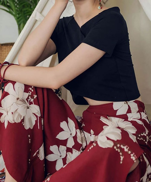 NinaetLina（ニナエリナ）の「Vネックヘソ出しTシャツ肩だしショート丈（Tシャツ/カットソー・レディース・ブラック/ホワイト・L/M）」の5枚目の写真