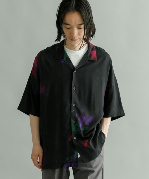 URBAN RESEARCH（アーバンリサーチ）の「URBAN RESEARCH iD　アブストラクトプリントオープンカラーシャツ（シャツ/ブラウス・メンズ・ブラック/ネイビー・MEDIUM/LARGE）」の2枚目の写真