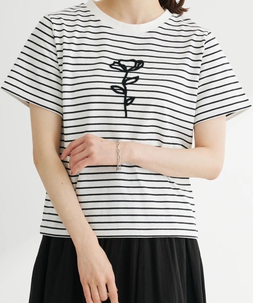 RAY CASSIN FAVORI(レイカズンフェバリ)の「・RAY CASSIN フラワーサガラ刺繍Tシャツ(Tシャツ/カットソー・レディース・その他7/チャコールグレー/オフホワイト・FREE)」の3枚目の写真