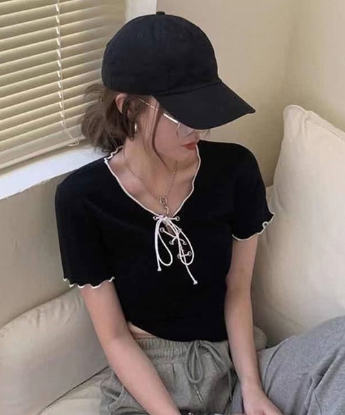 GLAMOROUS JANE(グラマラスジェーン)の「配色メローパイピングレースアップTシャツ(ニット/セーター・レディース・ホワイト/ブラック・FREE)」の1枚目の写真