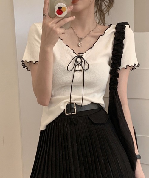 GLAMOROUS JANE(グラマラスジェーン)の「配色メローパイピングレースアップTシャツ(ニット/セーター・レディース・ホワイト/ブラック・FREE)」の5枚目の写真