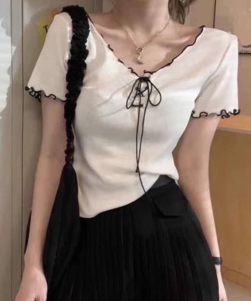 GLAMOROUS JANE(グラマラスジェーン)の「配色メローパイピングレースアップTシャツ(ニット/セーター・レディース・ホワイト/ブラック・FREE)」の4枚目の写真