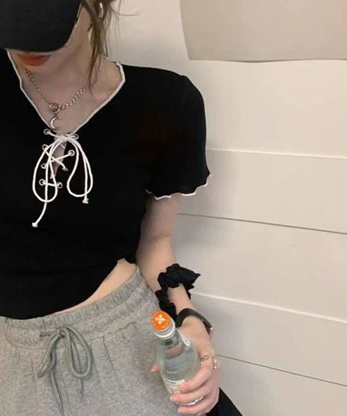 GLAMOROUS JANE(グラマラスジェーン)の「配色メローパイピングレースアップTシャツ(ニット/セーター・レディース・ホワイト/ブラック・FREE)」の10枚目の写真